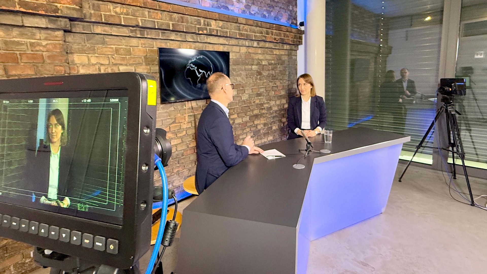 Gerald Groß trainiert eine Teilnehmerin für ein Fernsehinterview.