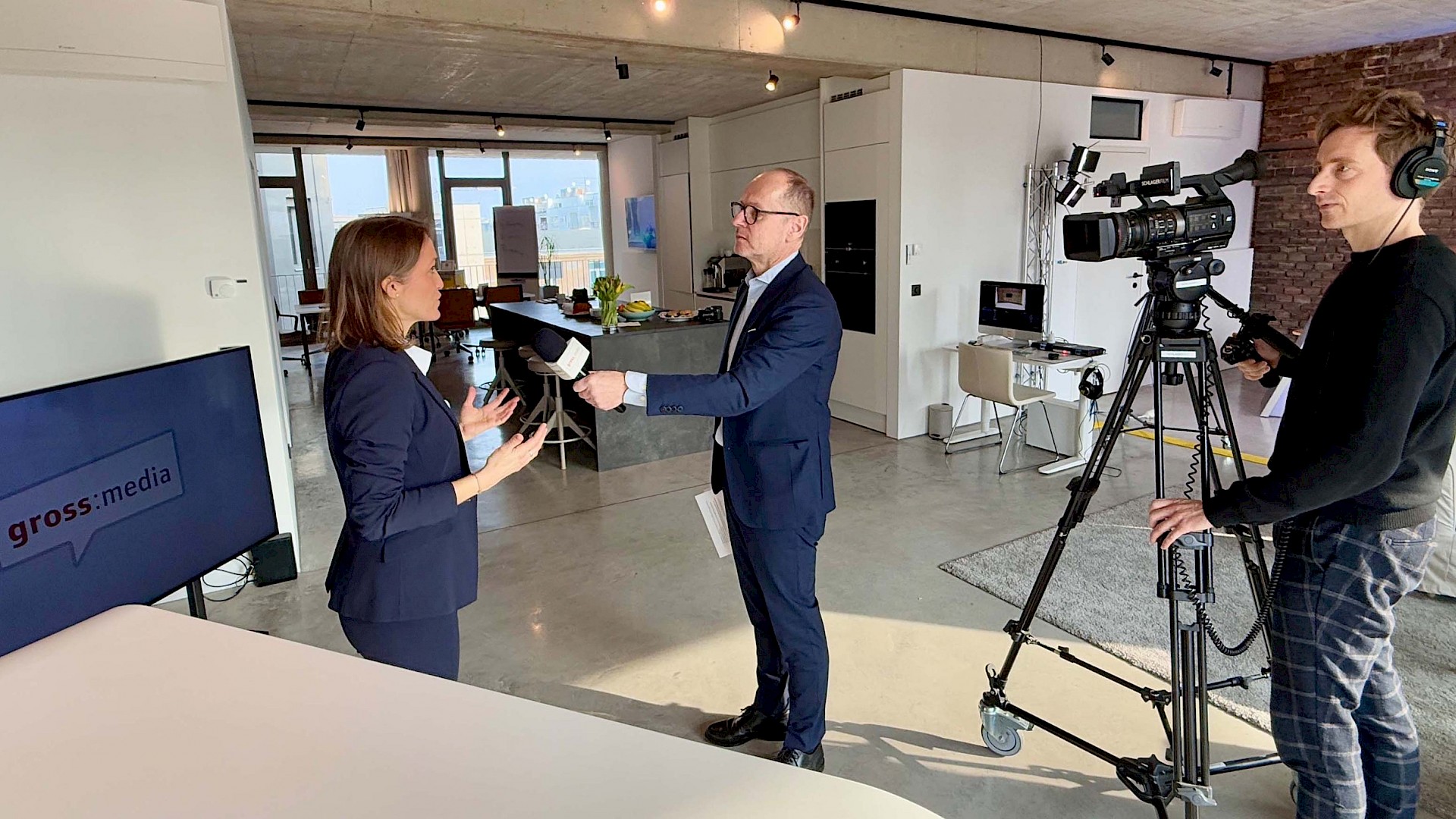 Gerald Groß mit einer Teilnehmerin beim Interviewtraining.